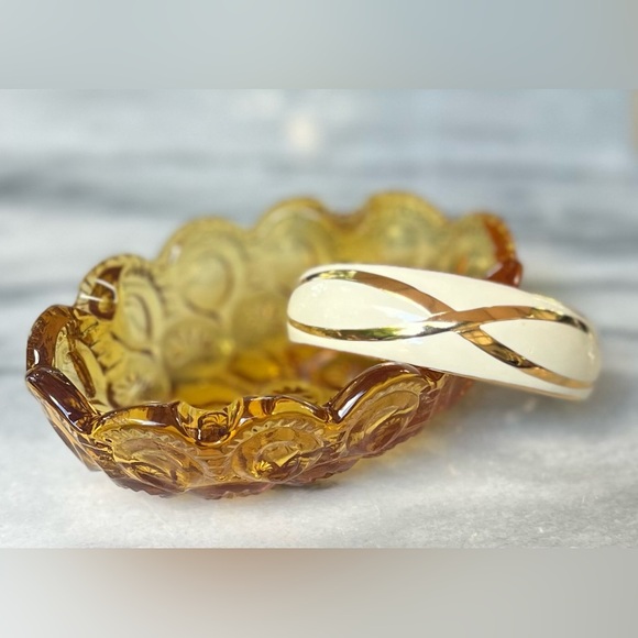 Vintage Avon Cream and Goldtone Enamel Bracelet, Size 6.5”, Super Condition! - Picture 2 of 7